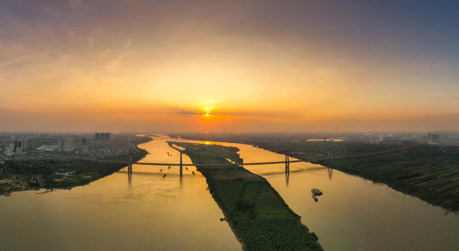 /fm/Files//Pictures/Ido Uploads/Asia/Vietnam/All/Hanoi - Nhat Tan Bridge Red River Wide Sunset - DS - SS .jpg